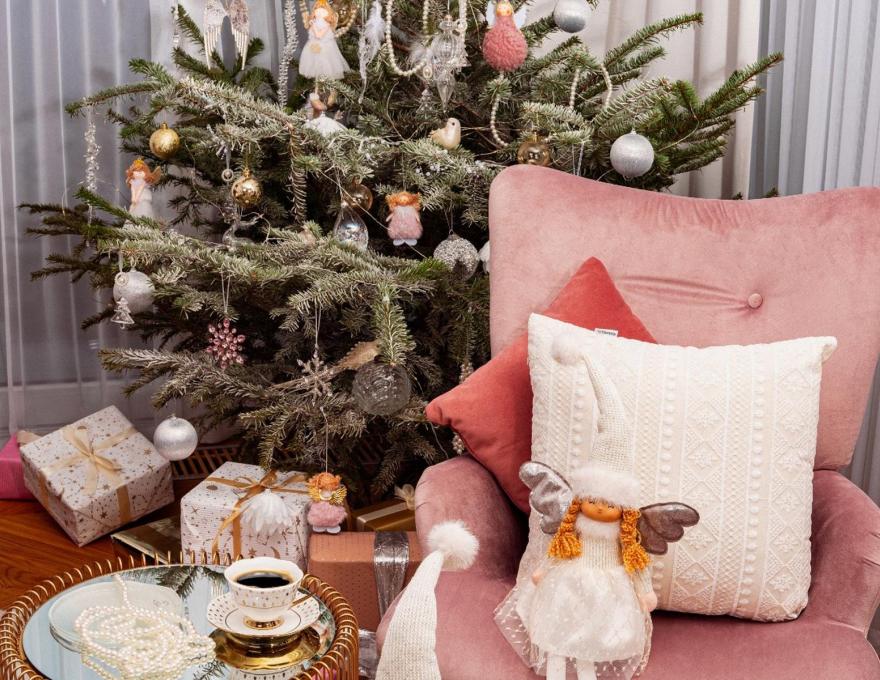 Jak ubrać choinkę nowocześnie w stylu glamour? Trendy i inspiracje dla stylowych dekoracji