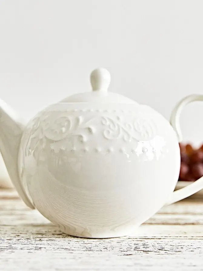 Dzbanek SYLIA porcelanowy biały z ornamentem 1 l