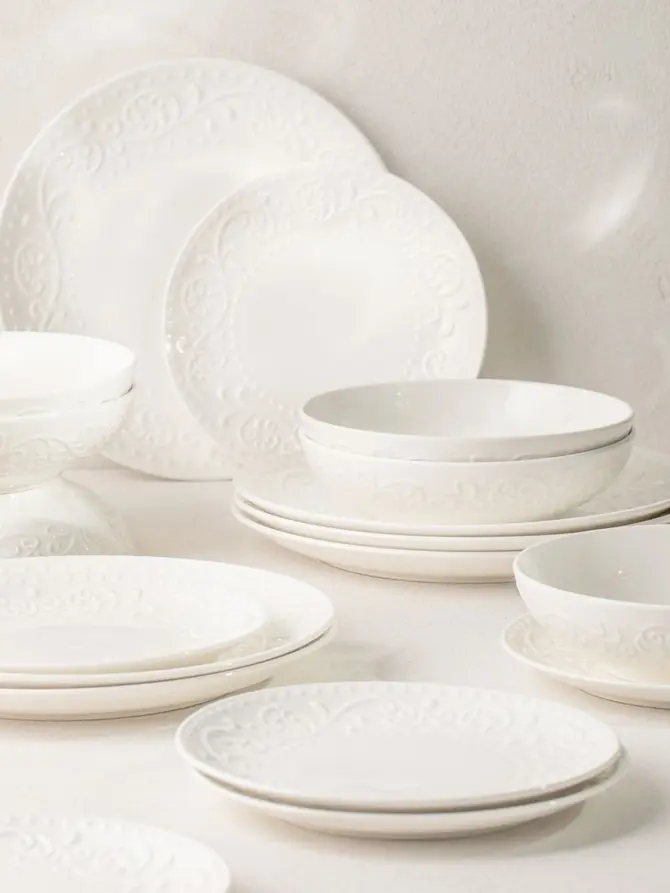 Zestaw talerzy SYLIA porcelanowy z ornamentem 18 el