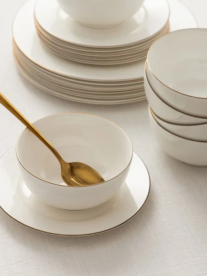 Talerz AUROO porcelanowy deserowy ze złotą obwódką 19 cm