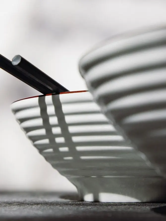 Miska SALADO porcelanowa w kwiaty z brązowym rantem 20,5 cm