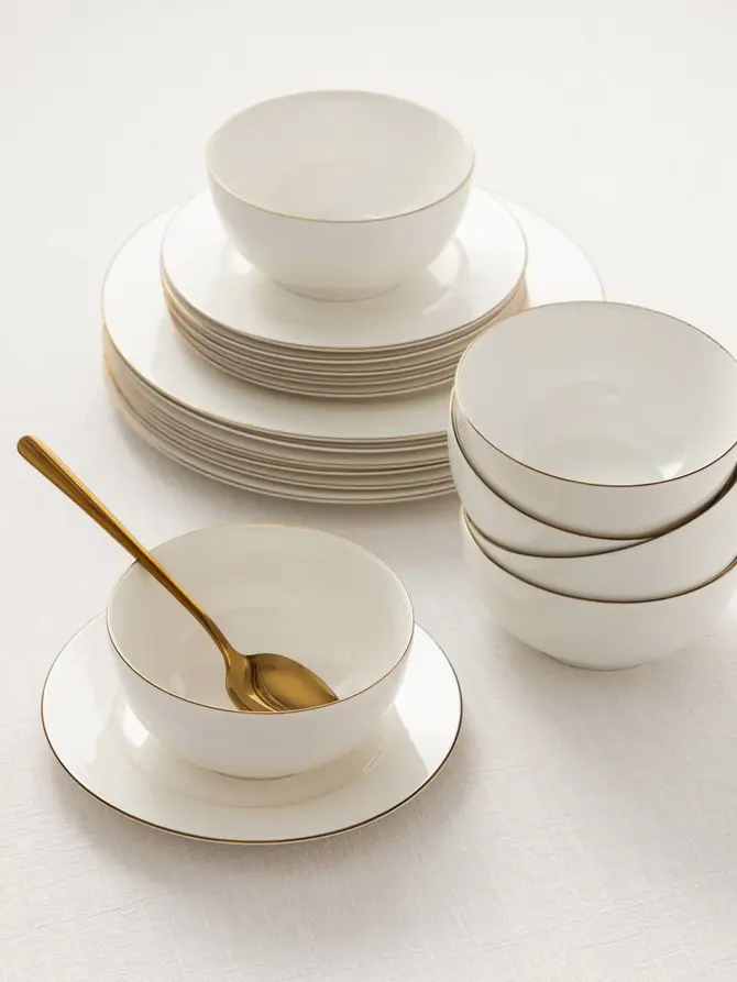 Zestaw talerzy AUROO porcelanowy ze złotą obwódką 18 el