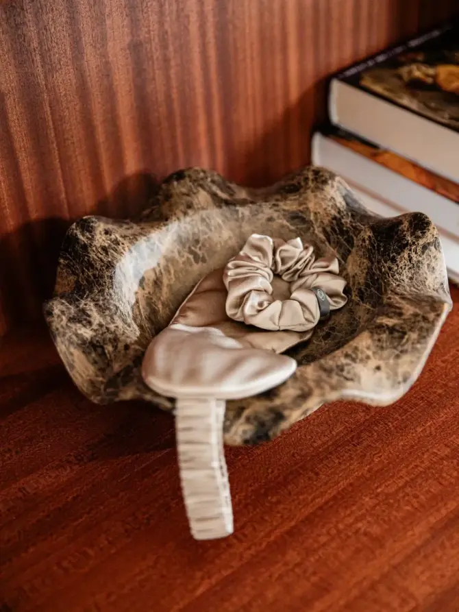 Maska na oczy i scrunchie BELARIS z jedwabiu morwowego beżowe 2 szt.