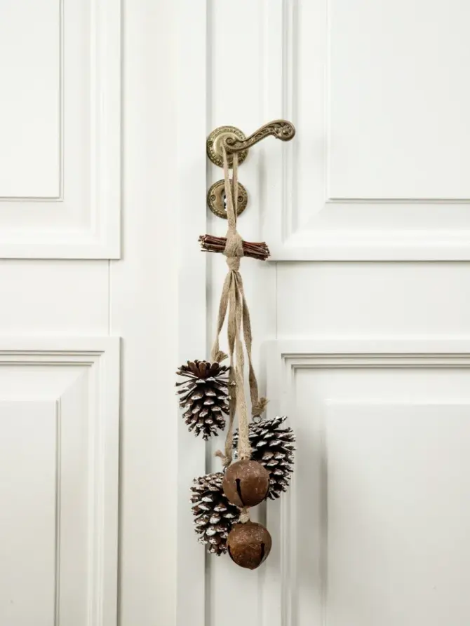 Zawieszka PINETRA szyszki na sznurku z dzwonkami z efektem rdzy 56 cm