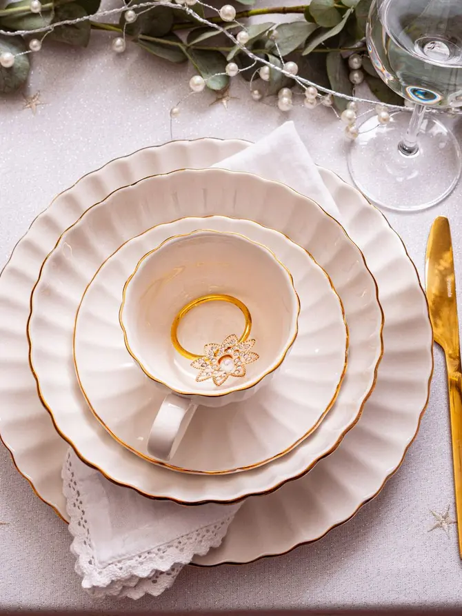 Talerz MELIDA porcelanowy deserowy ze złotą obwódką 20 cm