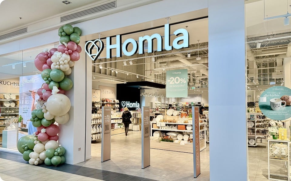 Magazin HOMLA cu clienți care explorează accesoriile de interior